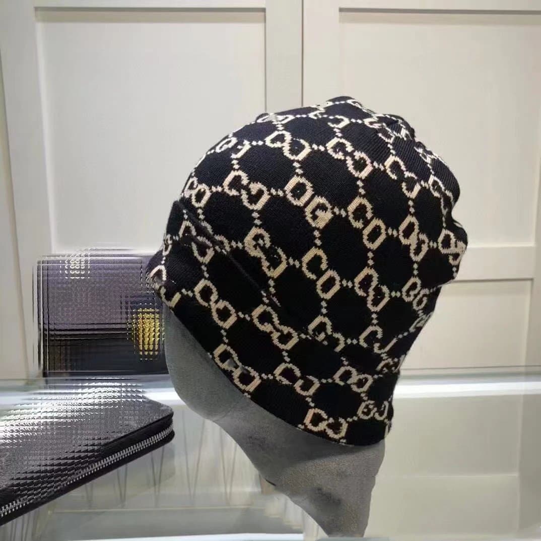Burberry Monogram Knit Beanie Logo Intarsia — 23