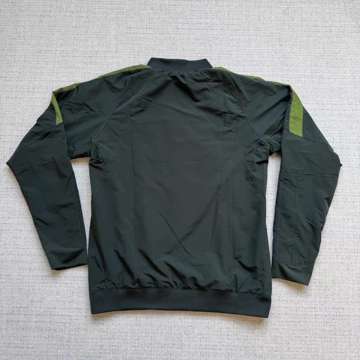 The North Face Windbreaker Jacket Classic — 绿色上衣（绿钩）