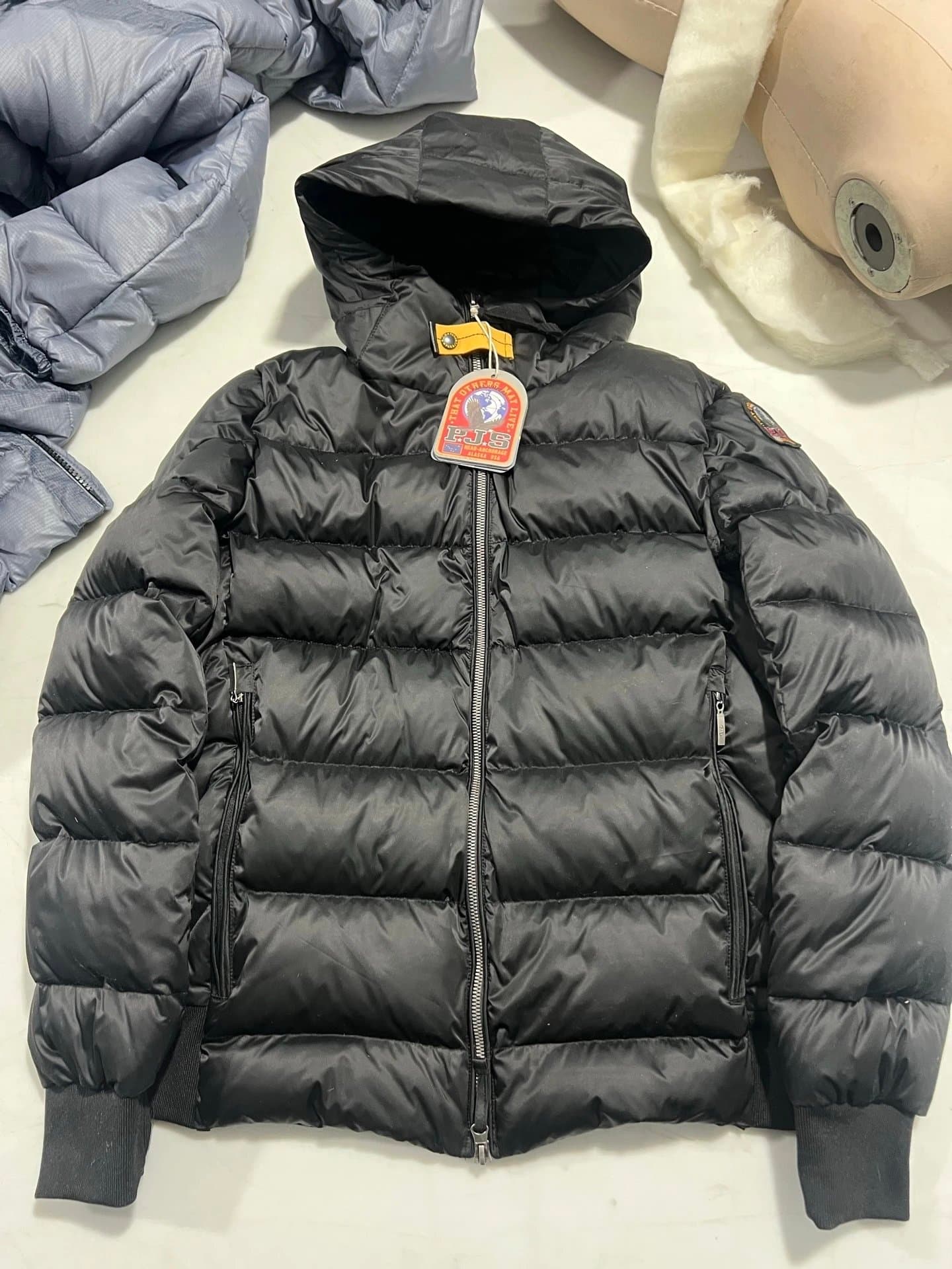 Canada Goose Puffer Jacket Classic Fit