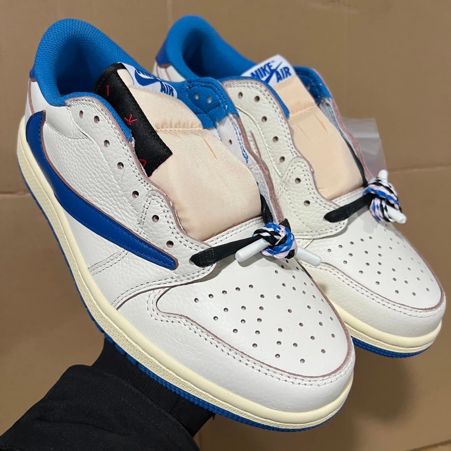 Travis Scott Air Jordan 1 Low Mocha — 新KZ版本 · AJ1低帮白蓝倒勾DM7866-104