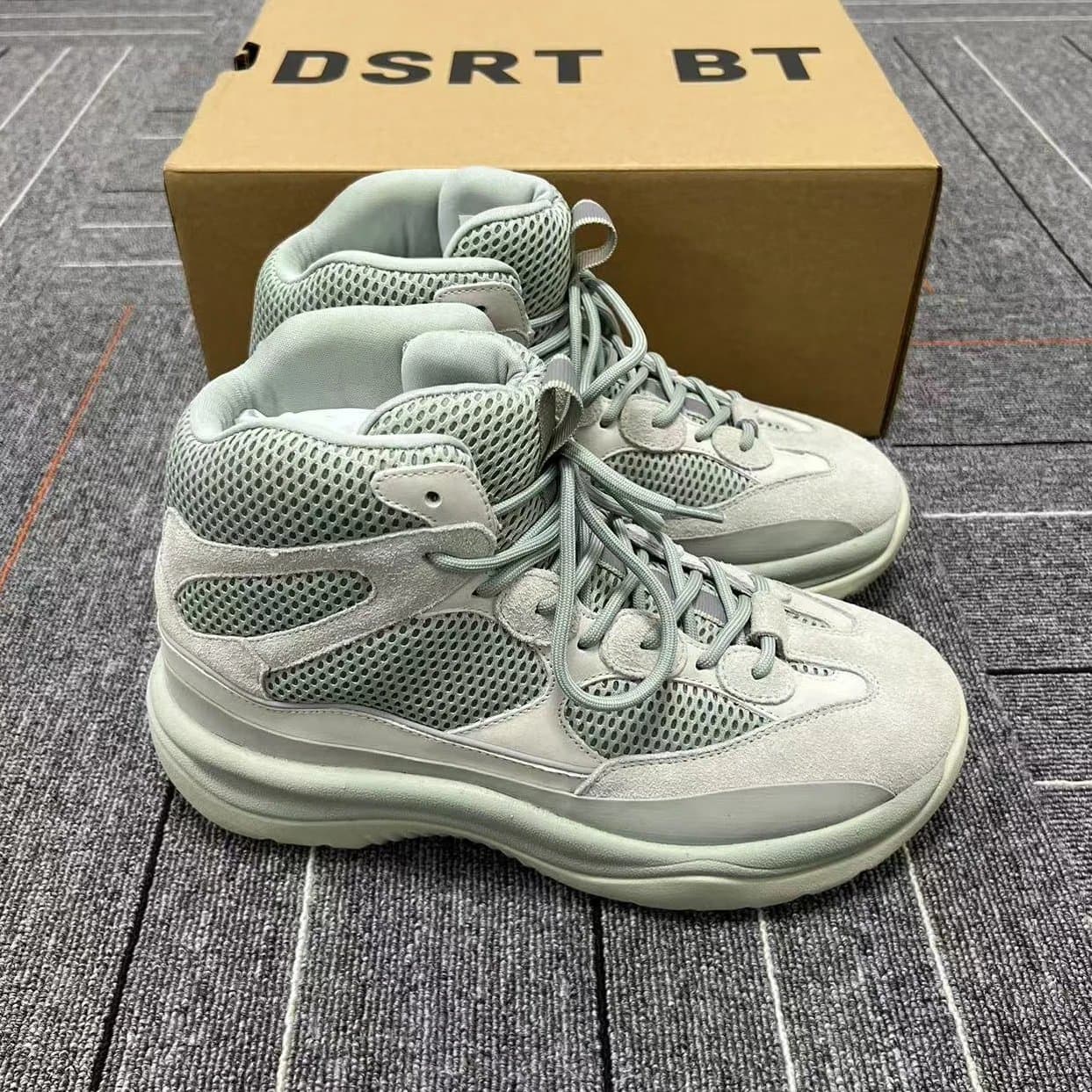 Yeezy 700 Wave Runner — 海盐