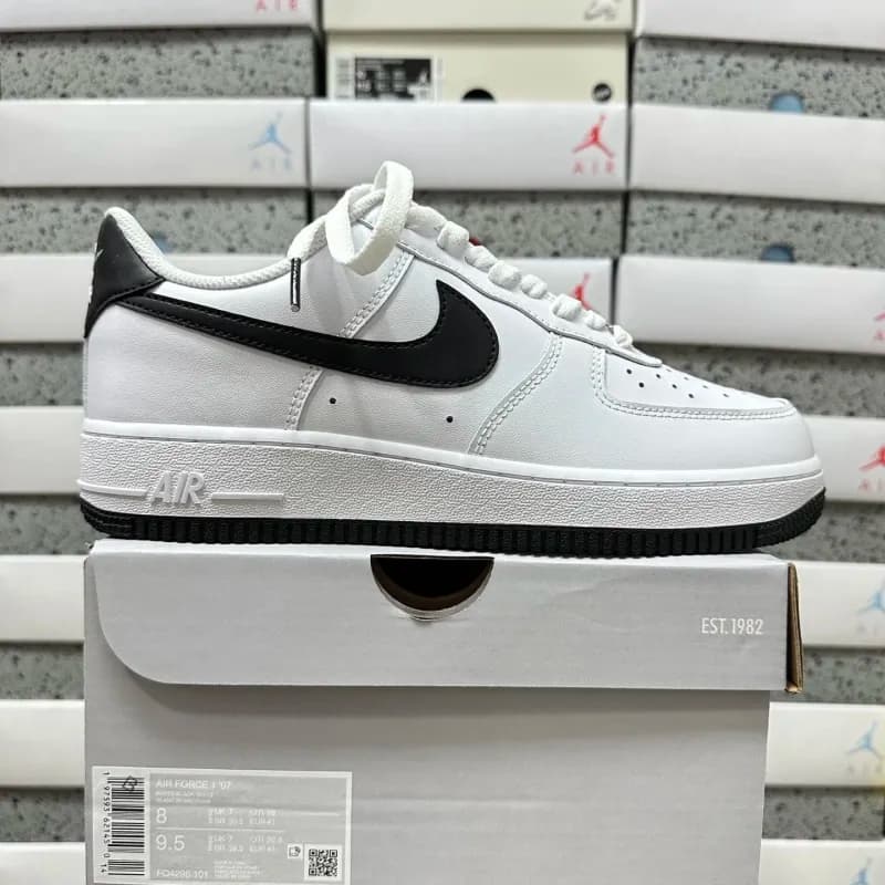 Nike Air Force 1 Low Triple Black Swoosh