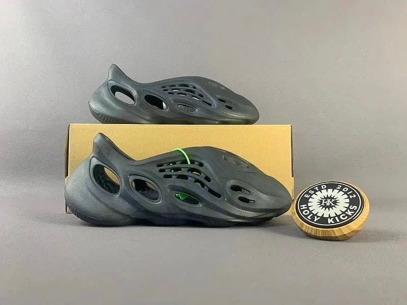 Yeezy Foam Runner Onyx — 01