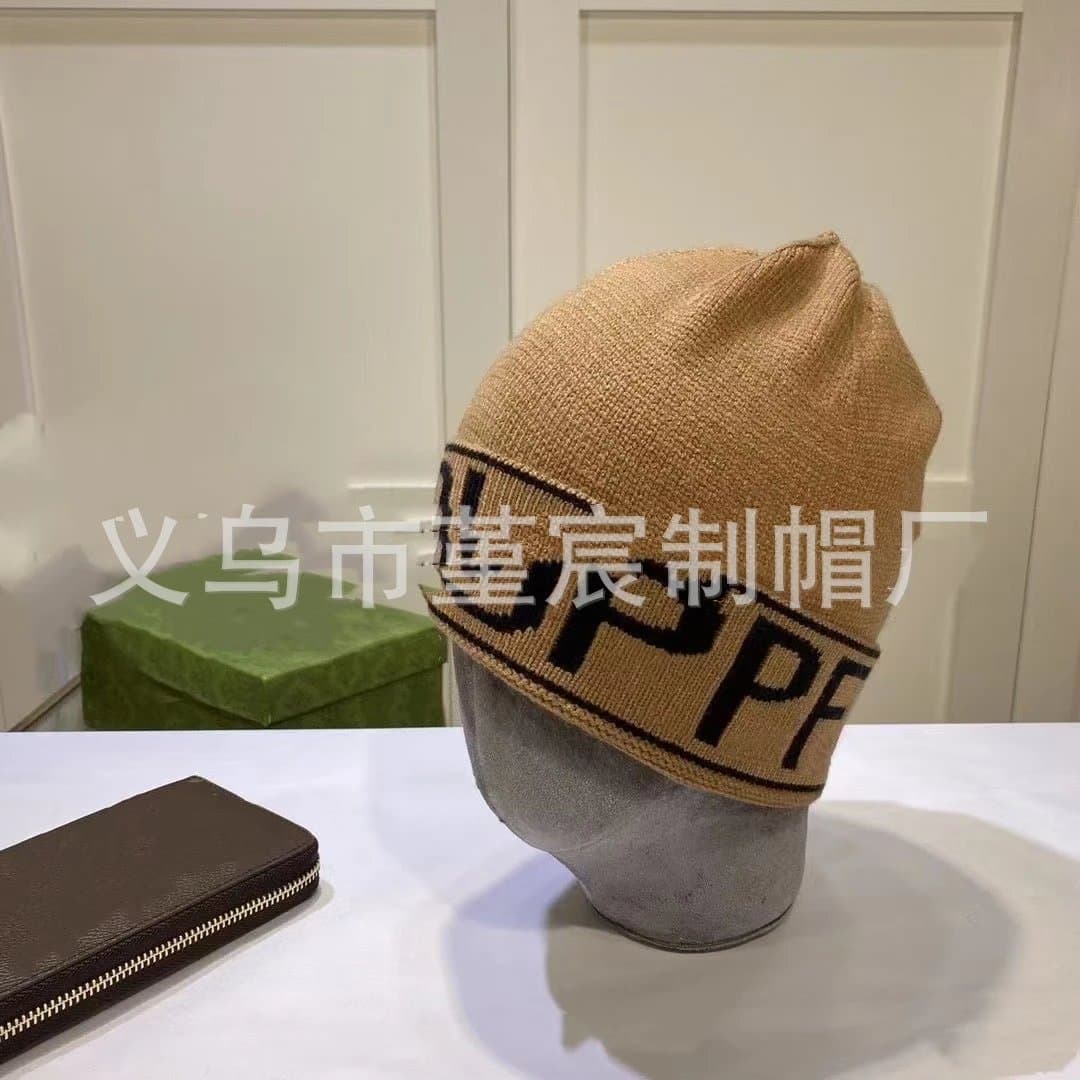 Burberry Logo Beanie Monogram Knit — M（56-58cm） · 卷边 卡其