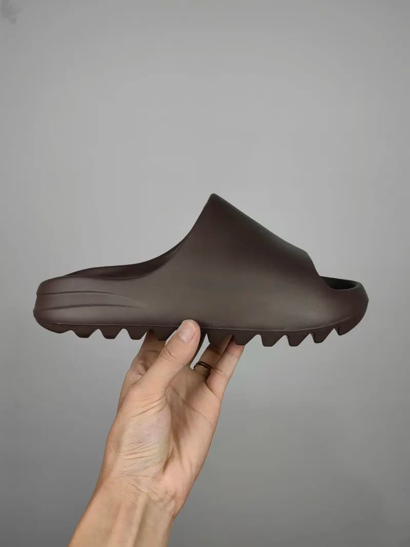 Yeezy Slide Bone — 深棕光皮（G55495）