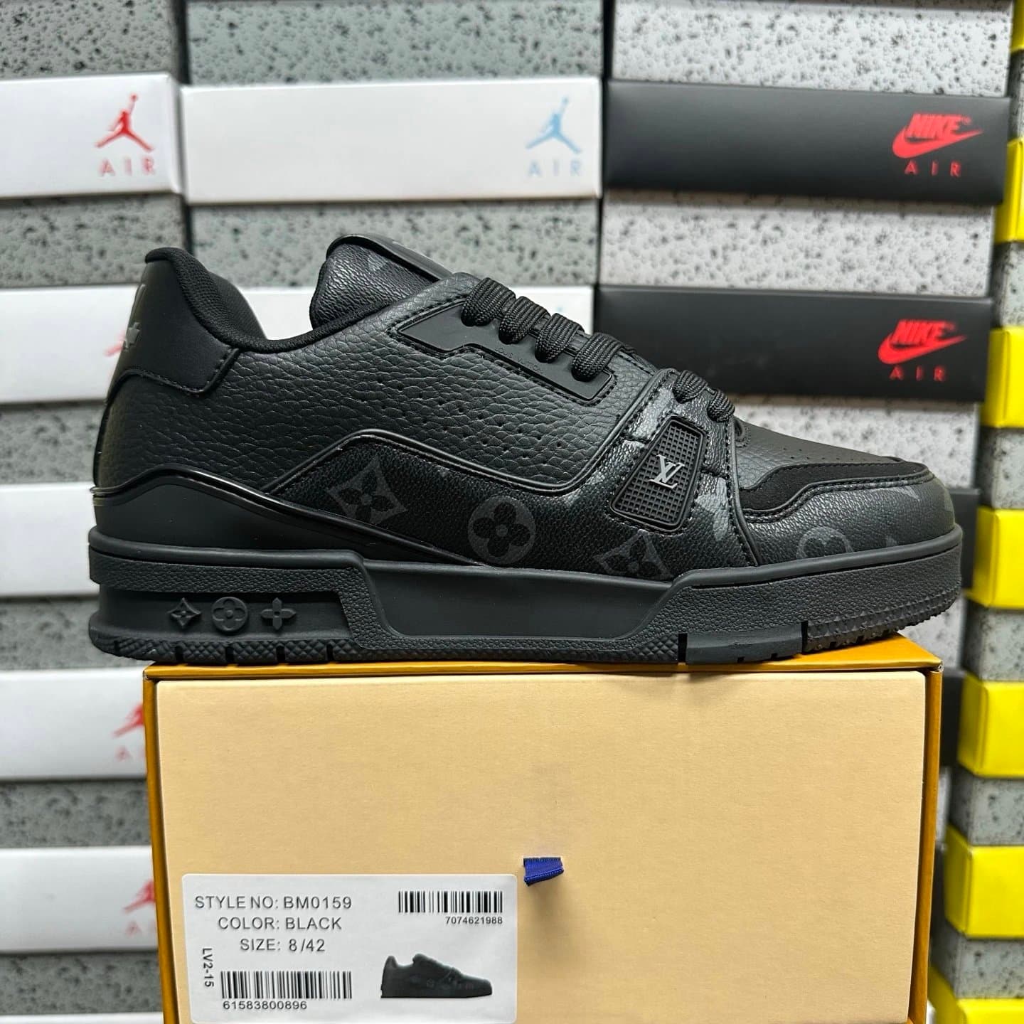 Louis Vuitton LV Trainer Monogram Embossed — 黑印花