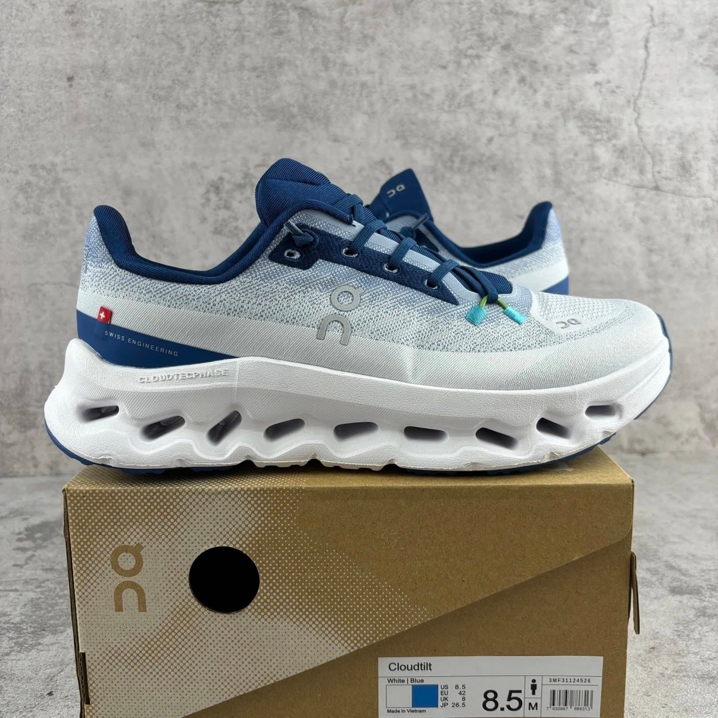 On Cloud 6 Dark Blue — SK01-03815