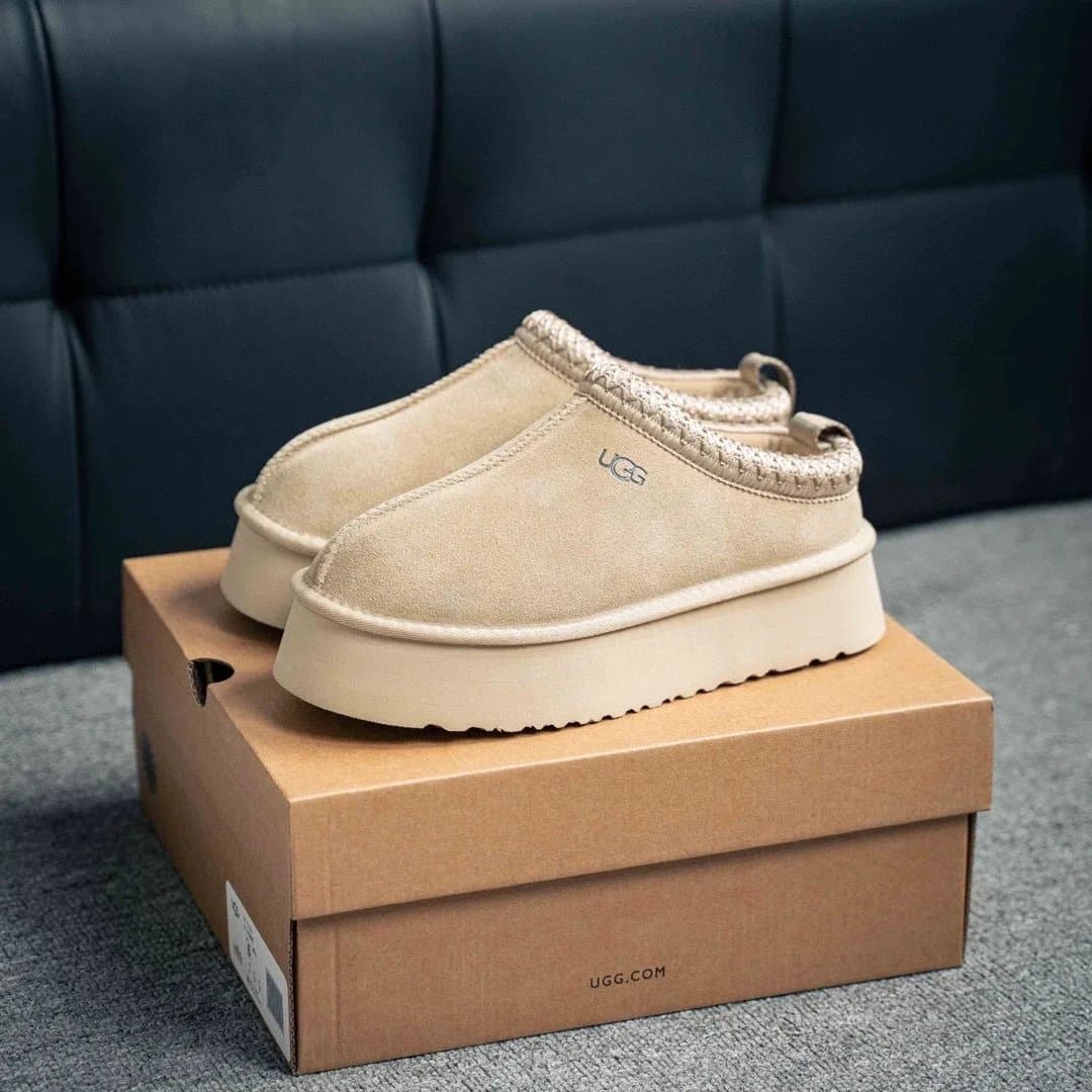 UGG Mini Platform Boot Black with Yellow Pull Tab — a05.