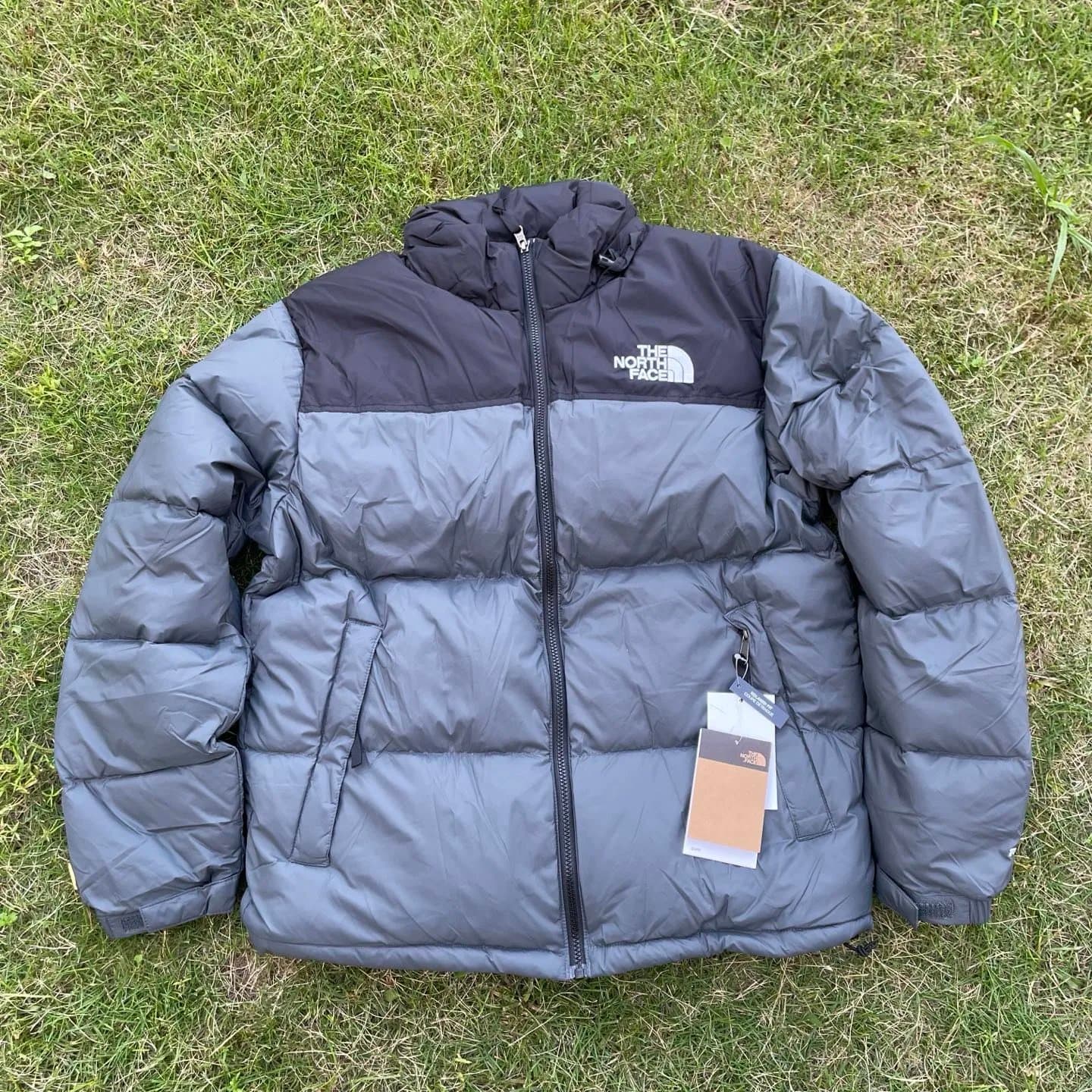 The North Face Nuptse Jacket Mountain Print — 96羽 石墨灰 · TOP（我同意购买不退换）