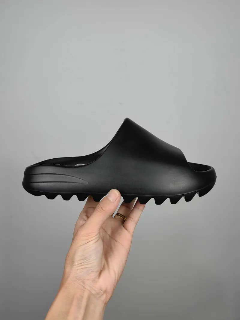 Yeezy Slide Bone — 黑玛瑙光皮（FX0495）