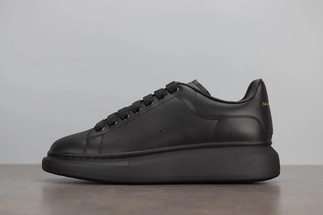 Alexander McQueen Oversized Sneaker Triple White — 全黑皮full black