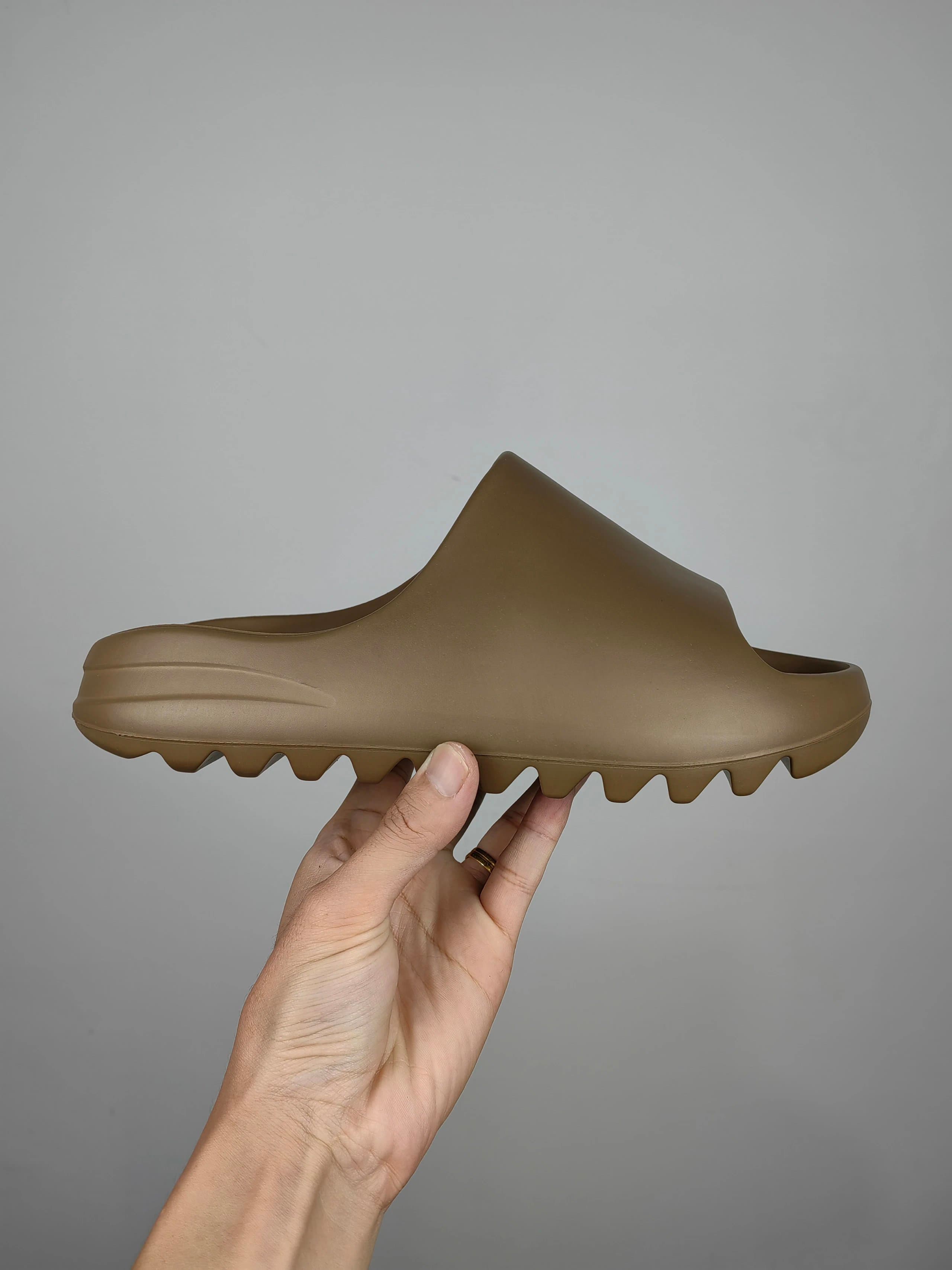 Yeezy Foam Runner Sand — 咖啡光皮（FV8425）
