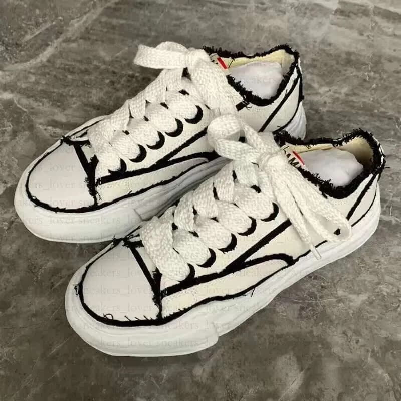 Comme des Garçons CDG Play Sneaker Distressed Outline