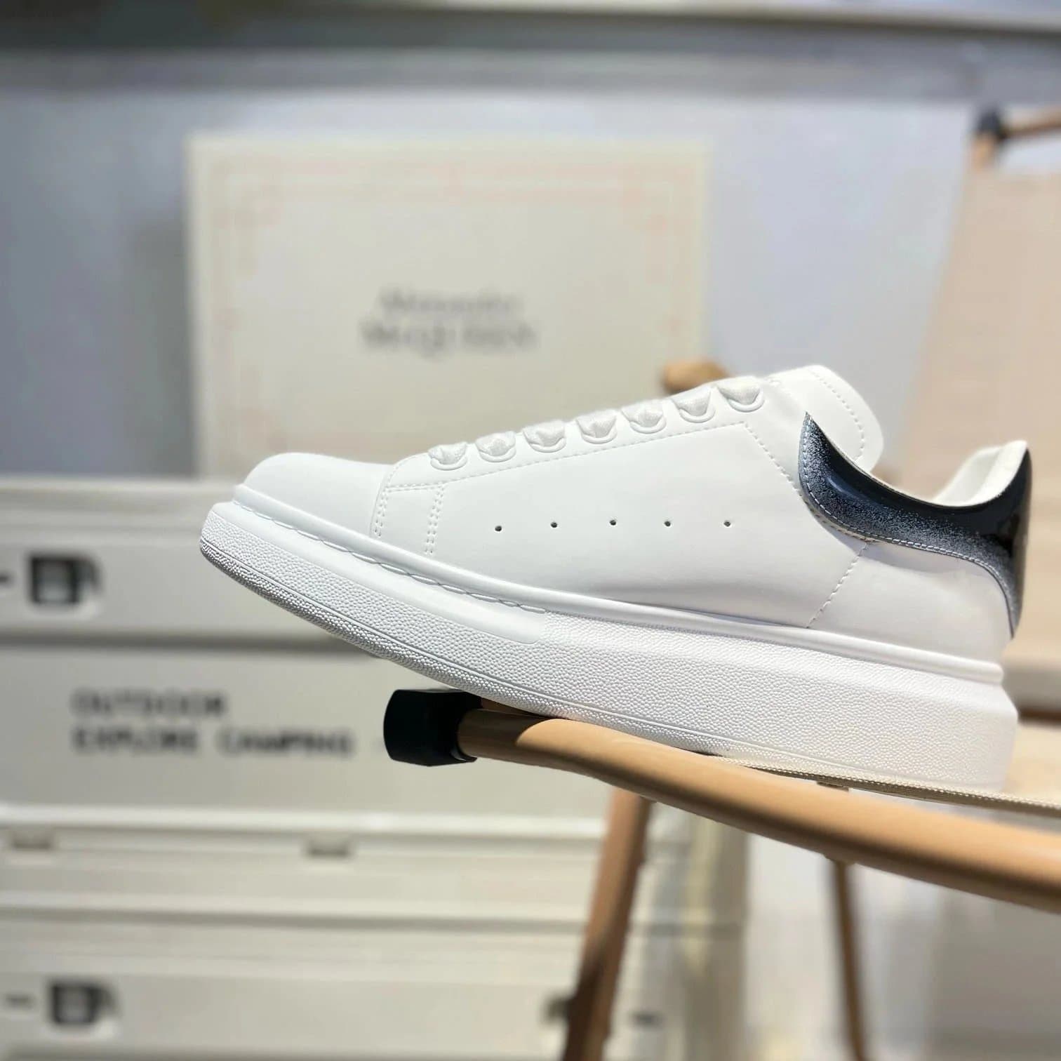 Alexander McQueen Sneaker Oversized Sole — 渐变尾