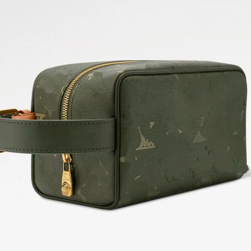 Louis Vuitton Backpack Monogram Eclipse Canvas — 军绿色化妆包13-12-23