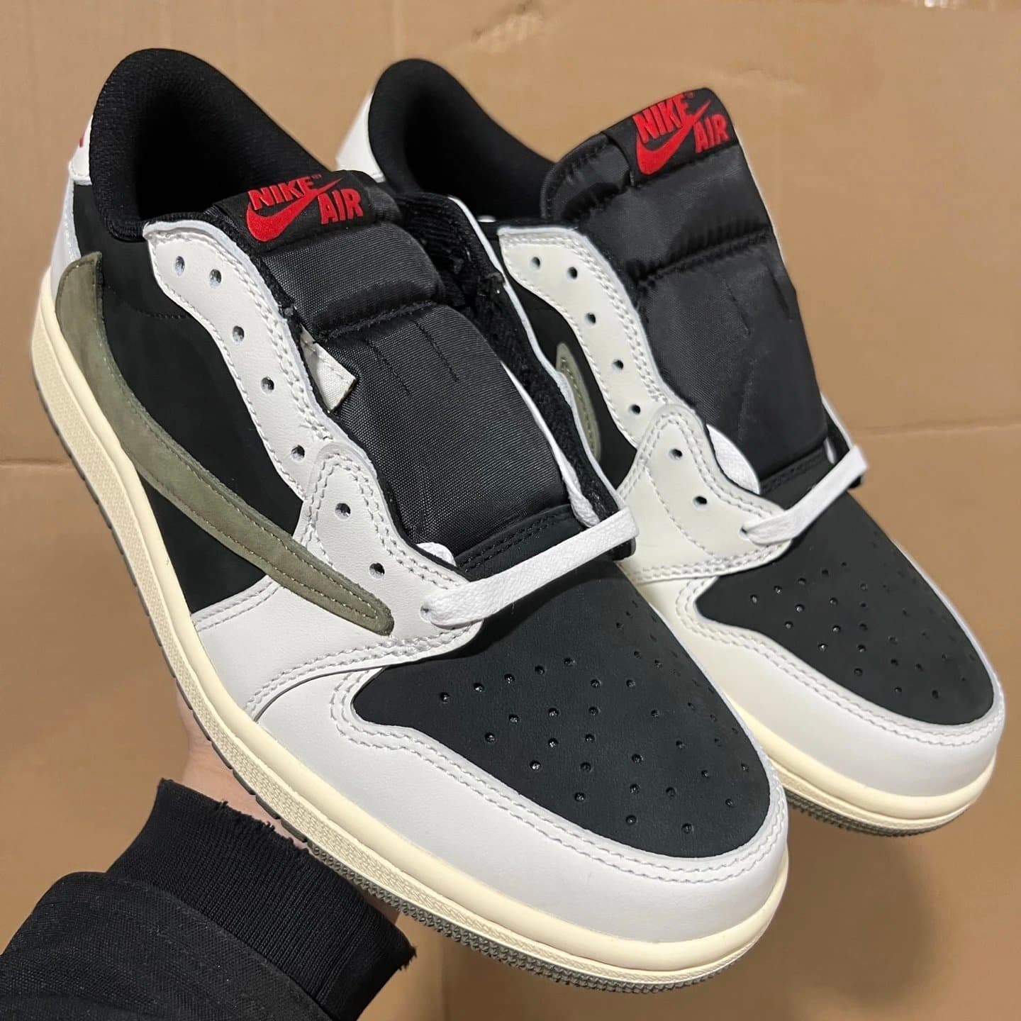 Travis Scott Air Jordan 1 Low Mocha — 新KZ版本 · AJ1低帮黑绿橄榄DZ4137-106