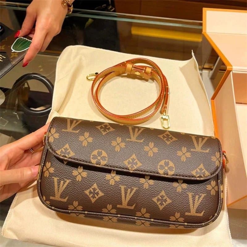 Louis Vuitton Pochette Métis Monogram Canvas