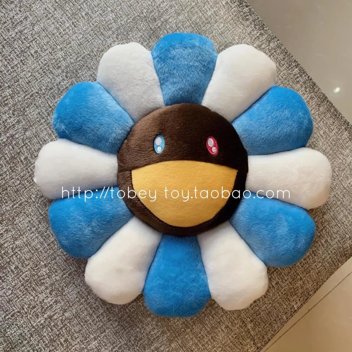 Takashi Murakami Flower Cushion Smiling Face — 蓝白太阳花