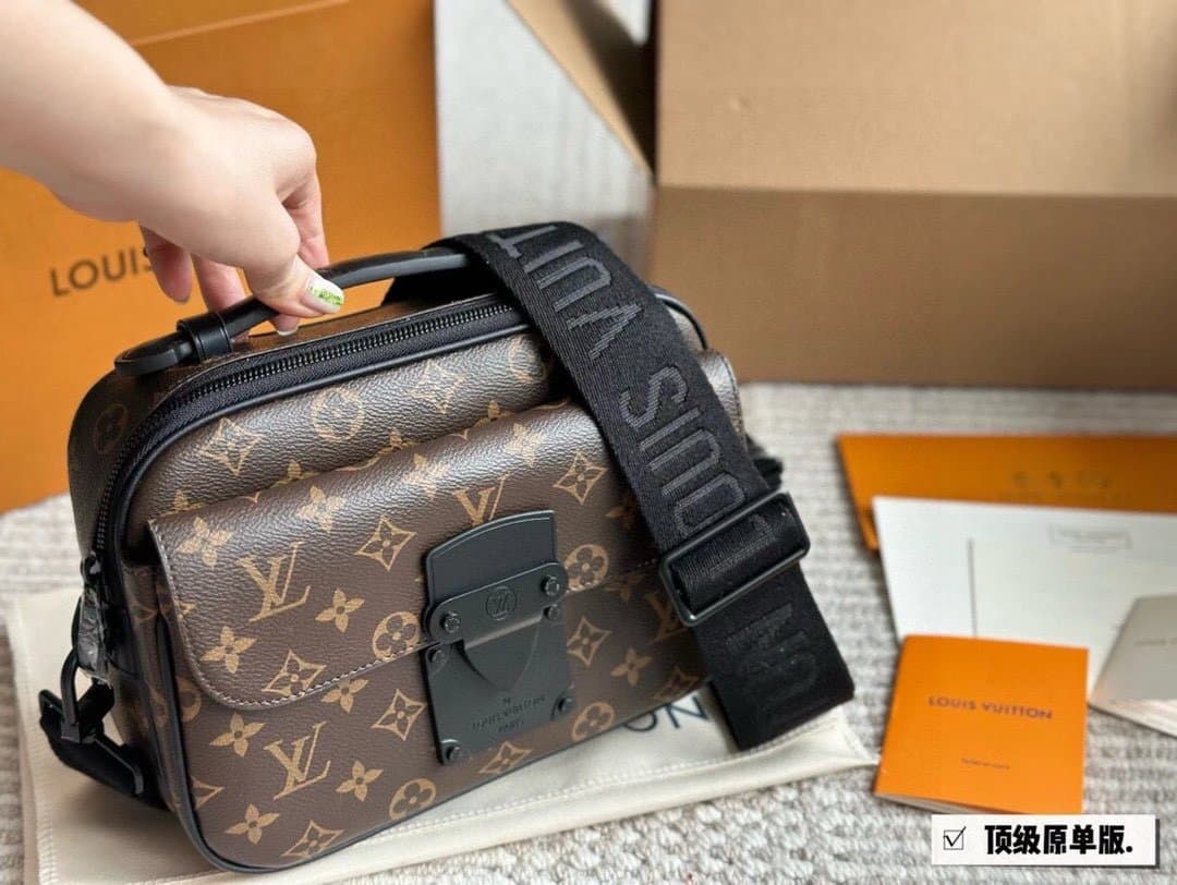 Louis Vuitton Multi Pochette Accessoires Monogram Canvas
