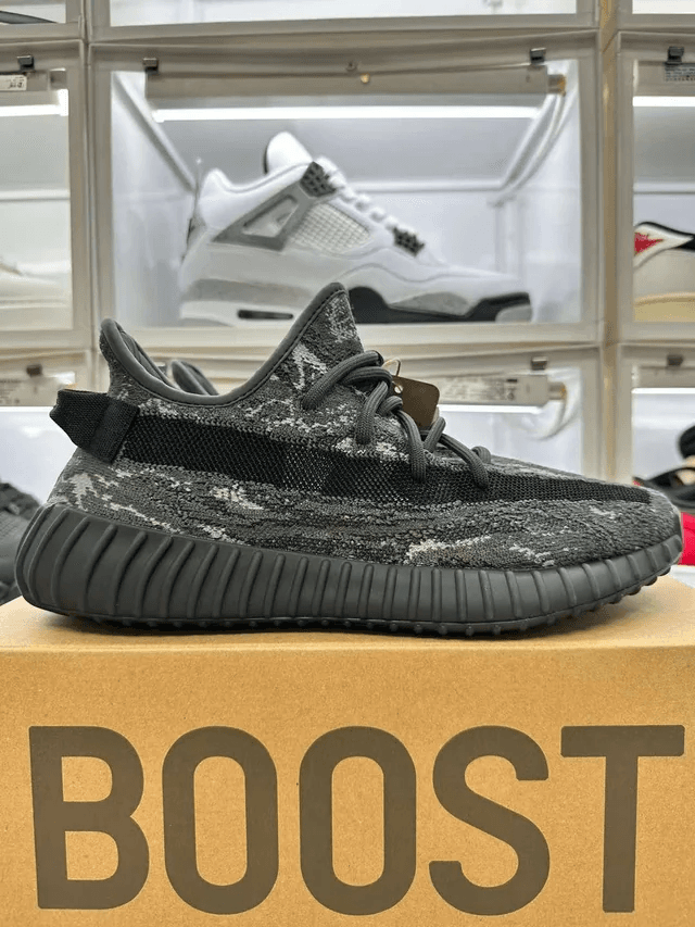 Yeezy Boost 350 V2 Zebra