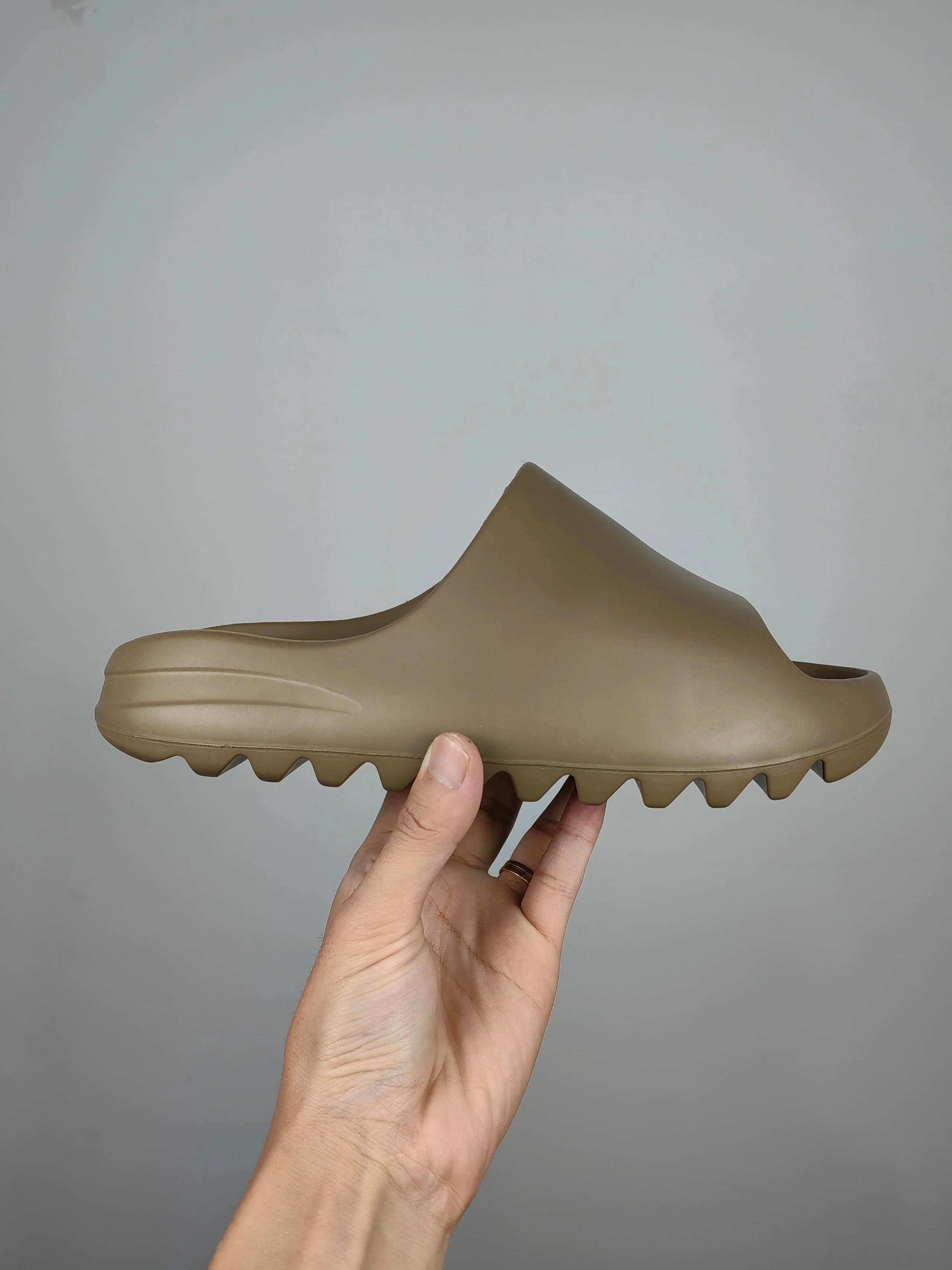 Yeezy Foam Runner Static — 浅棕（光面）
