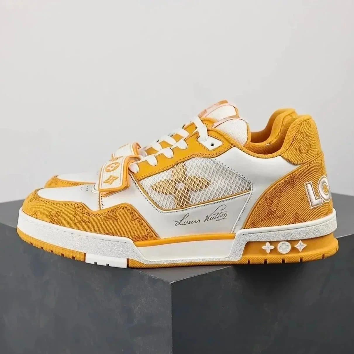 Louis Vuitton LV Trainer Monogram Embossed — 黄色（魔术贴）
