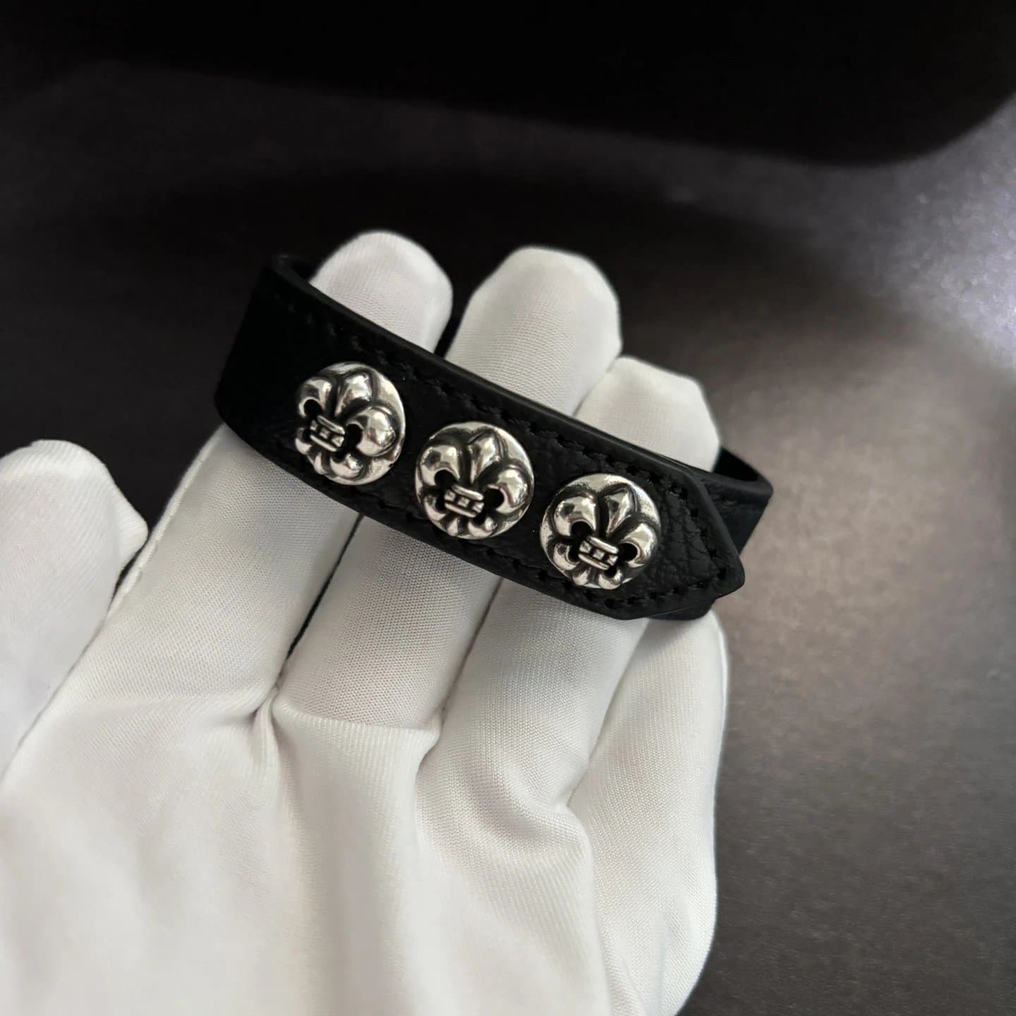 Chrome Hearts Leather Bracelet Triple Stud — 黑色船锚款（适合15至21手围佩戴）