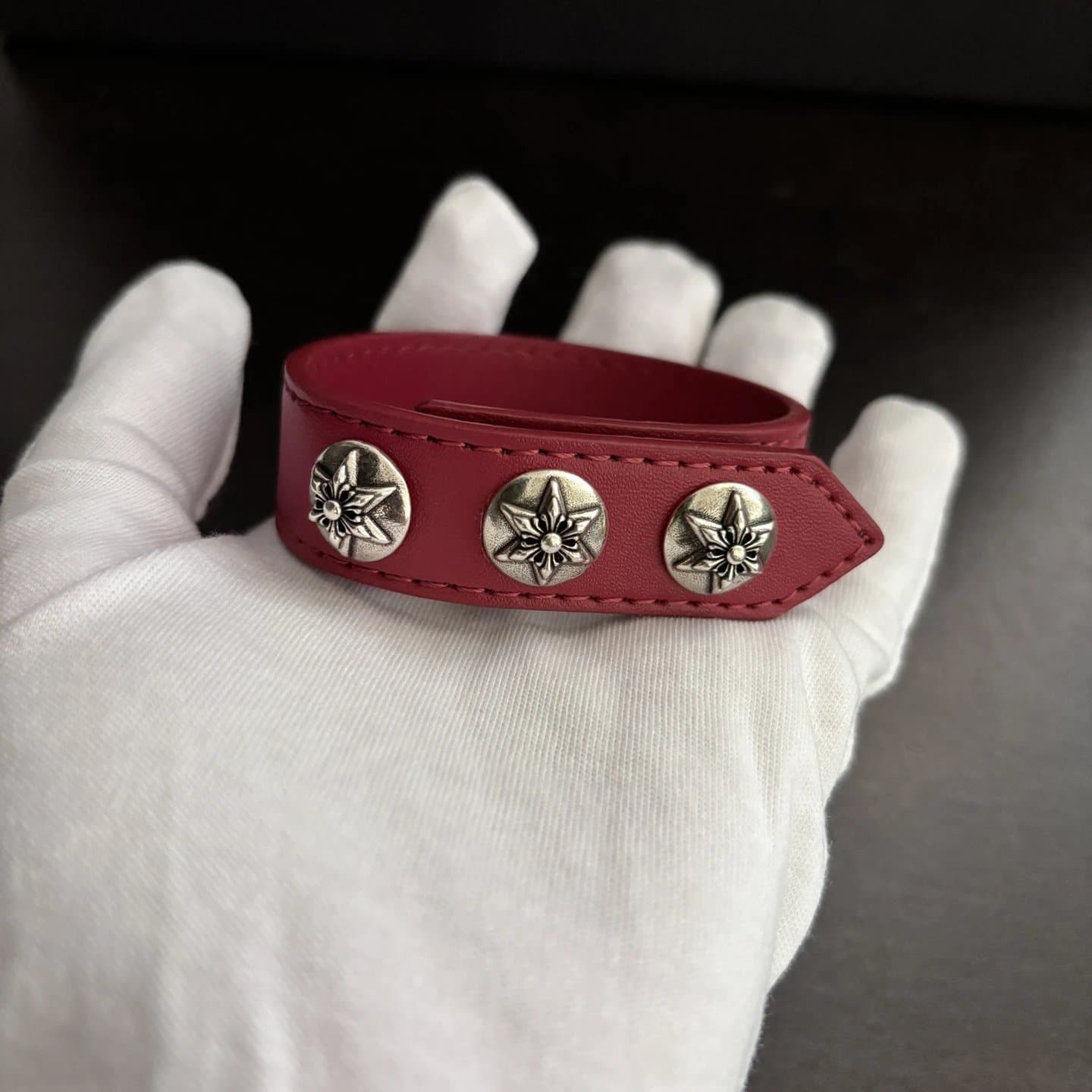 Chrome Hearts Leather Bracelet Triple Stud — 红色六芒星款（适合15至21手围佩戴）