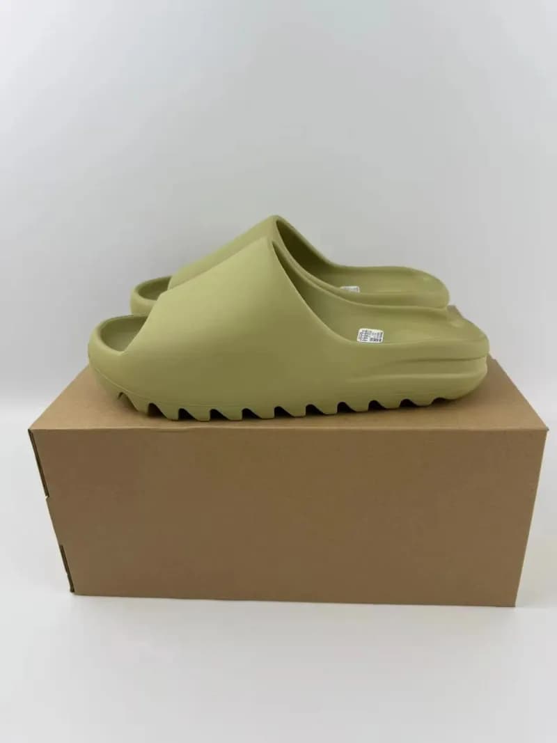 Yeezy Slide Earth