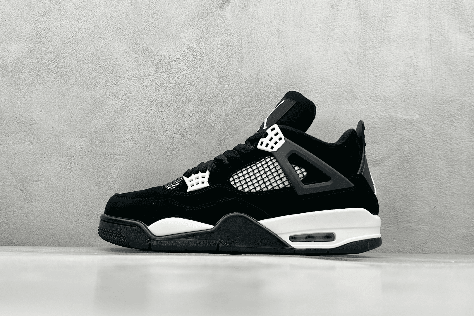 Air Jordan 4 Bred