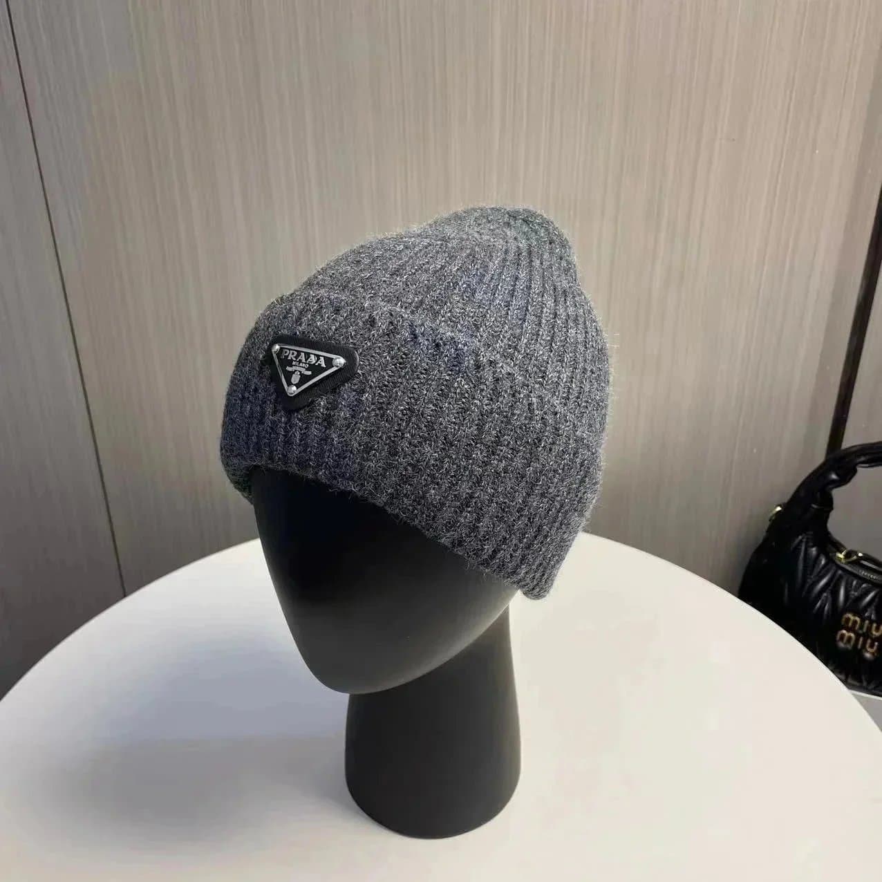 Prada Ribbed Beanie Triangle Logo — 均码 · 31-深灰色*Top quality