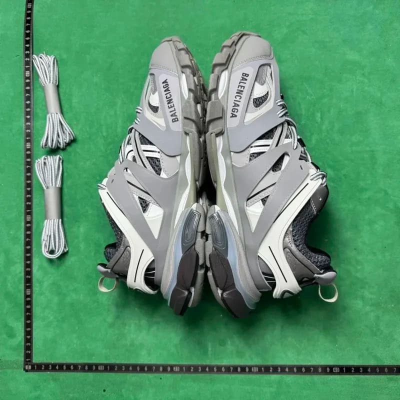 Balenciaga Triple S Light Blue — 浅灰色LED