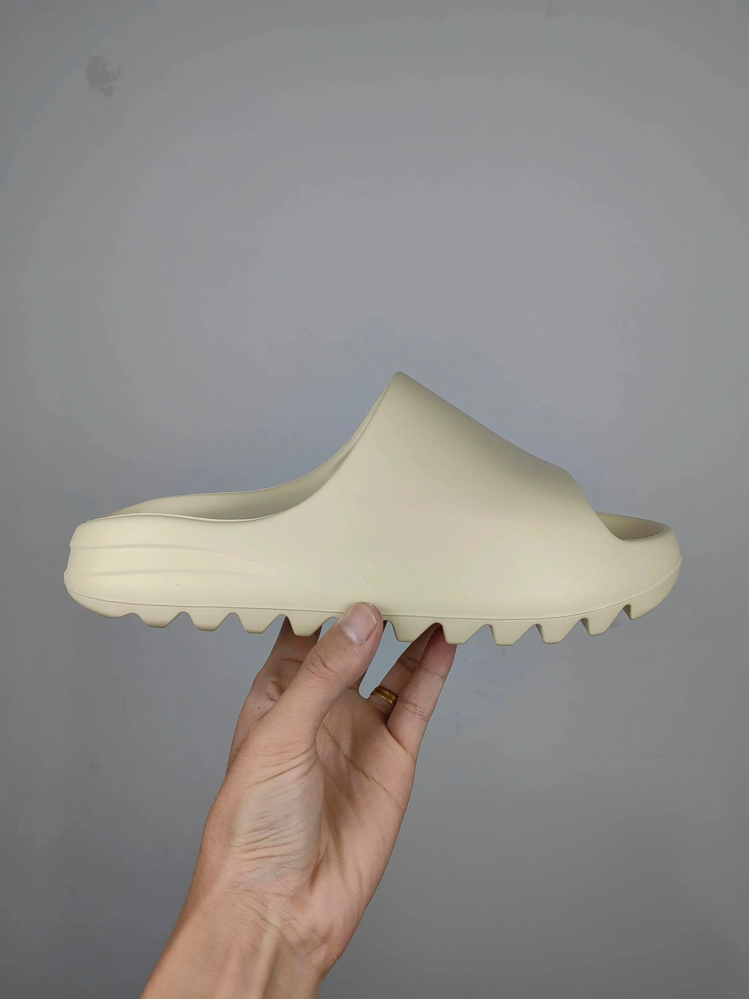 Yeezy Foam Runner Bone — 骨白光皮（FW6345）