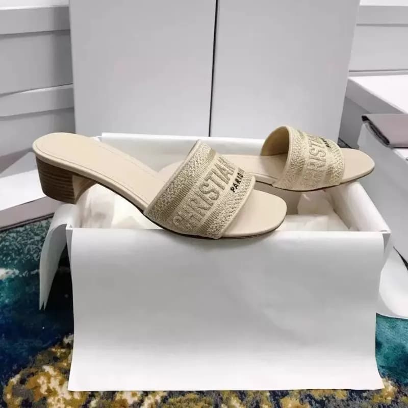 Dior B22 Slide Metallic Logo Strap — 杏色粗跟