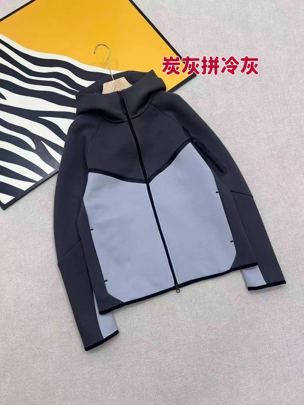 Nike Tech Fleece Shorts Solid Black — 炭灰拼冷灰色外套