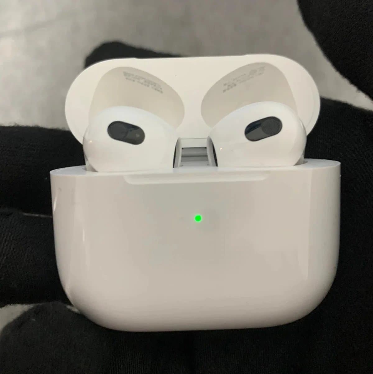 Apple AirPods Pro with Wireless Charging Case — Pods 4
