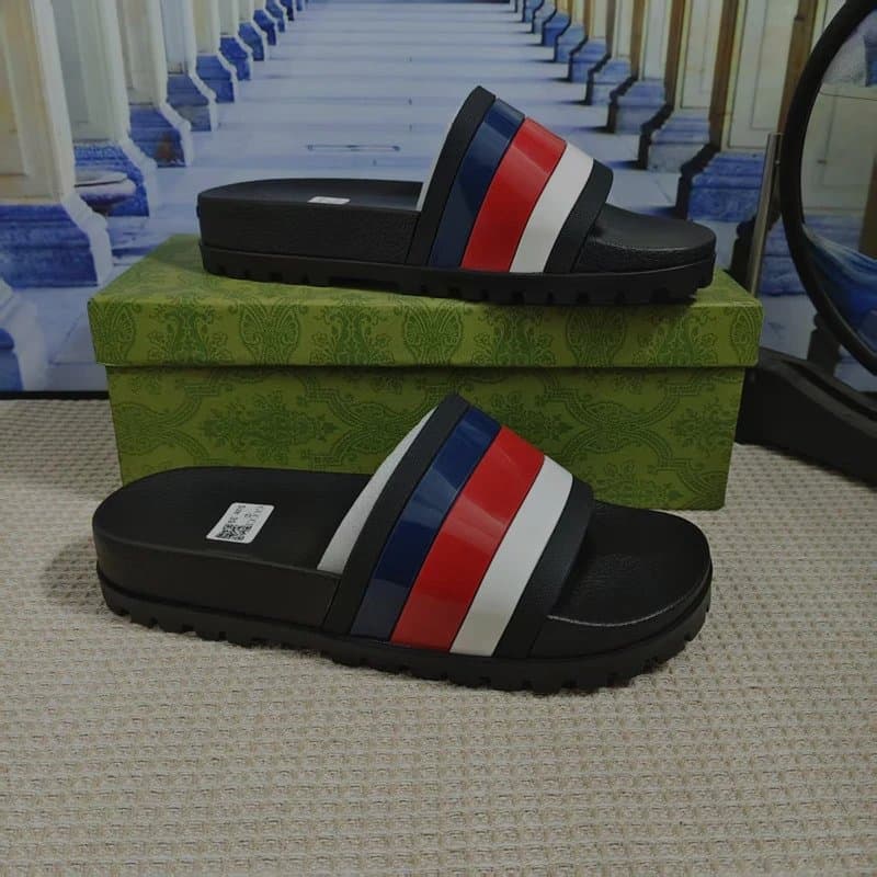 Gucci Slide Sandal GG Embossed — 黑底红白蓝条纹