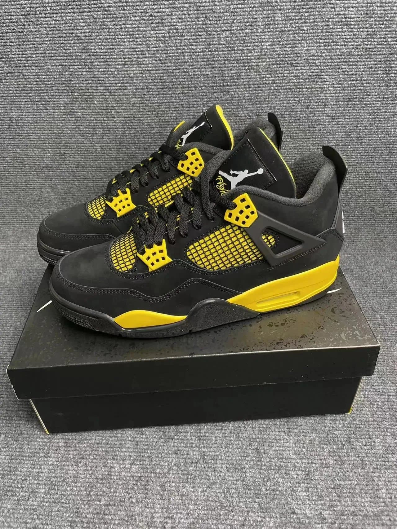 Air Jordan 4 Thunder