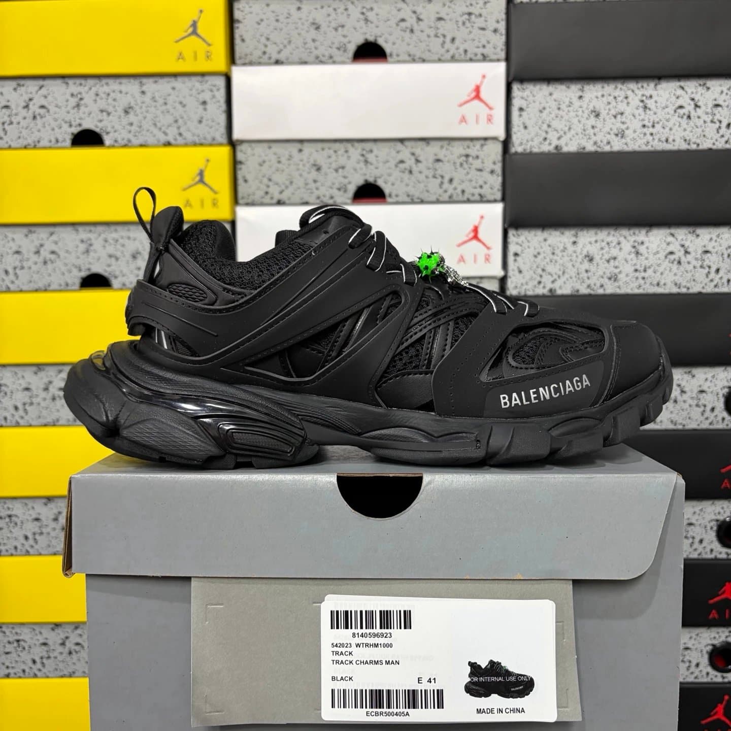 Balenciaga Track Sneaker Monocolor — VG · 黑色挂饰 HM 1000