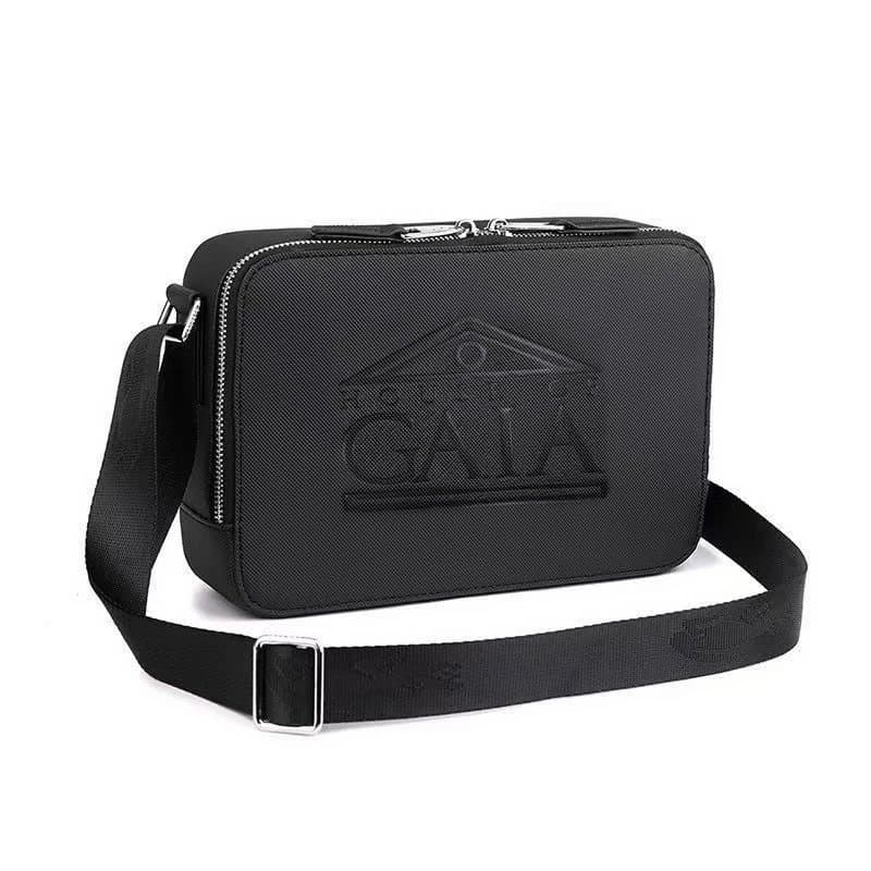 Lacoste Rectangular Zippered Bag Embossed Logo — 样品黑色