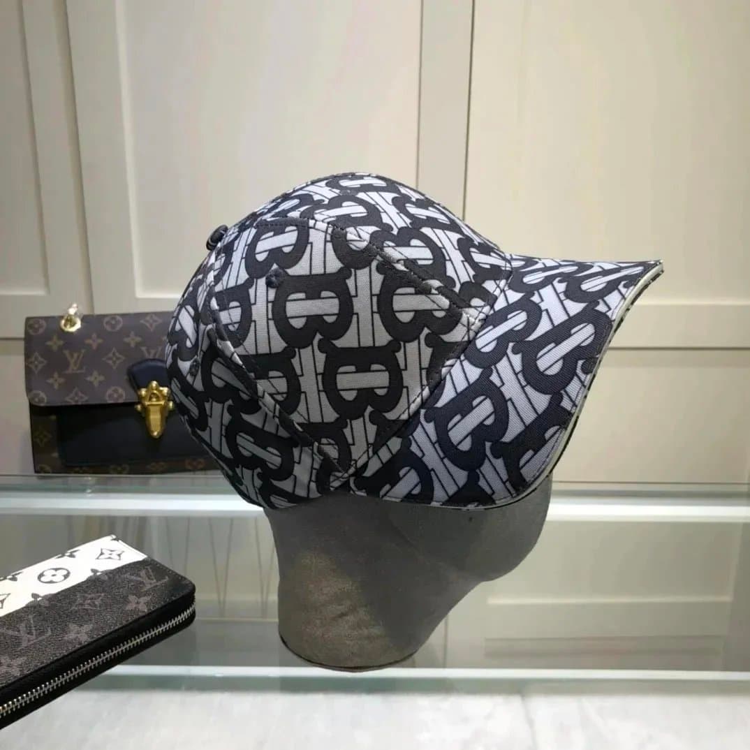 Burberry Ribbed Beanie Logo Patch — 29