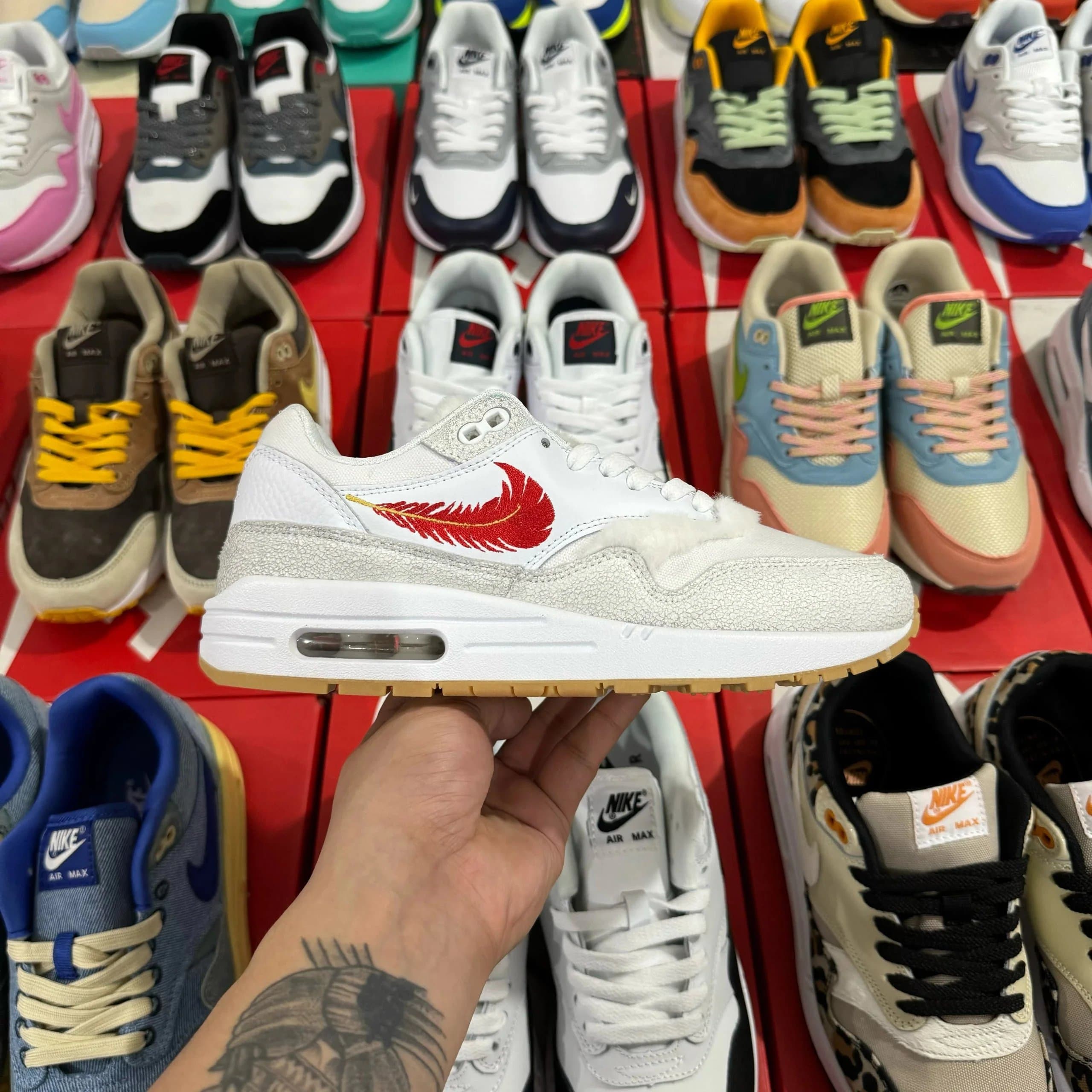 Nike Air Max 1 Wheat — 白灰红羽毛