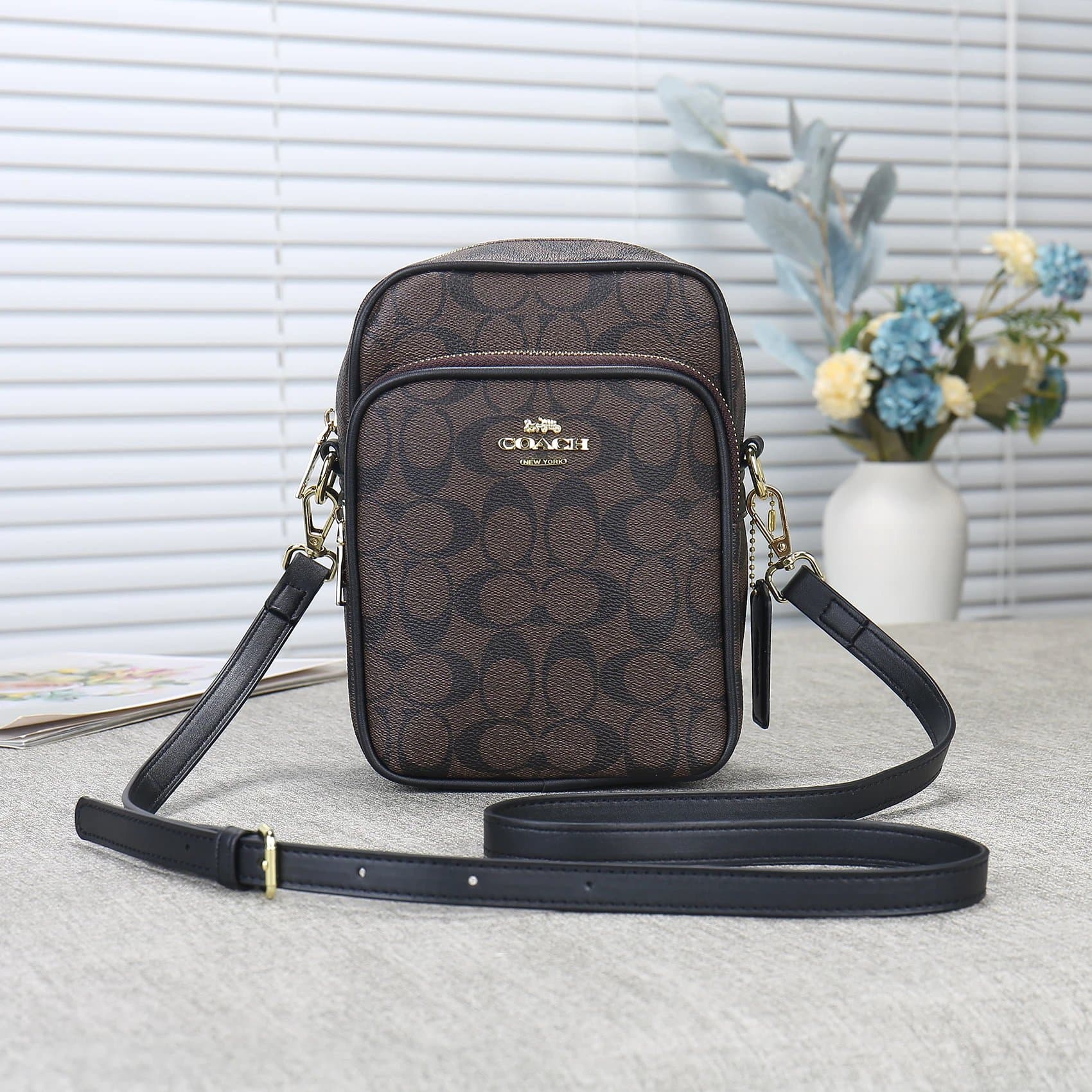 Gucci Shoulder Bag Signature Canvas
