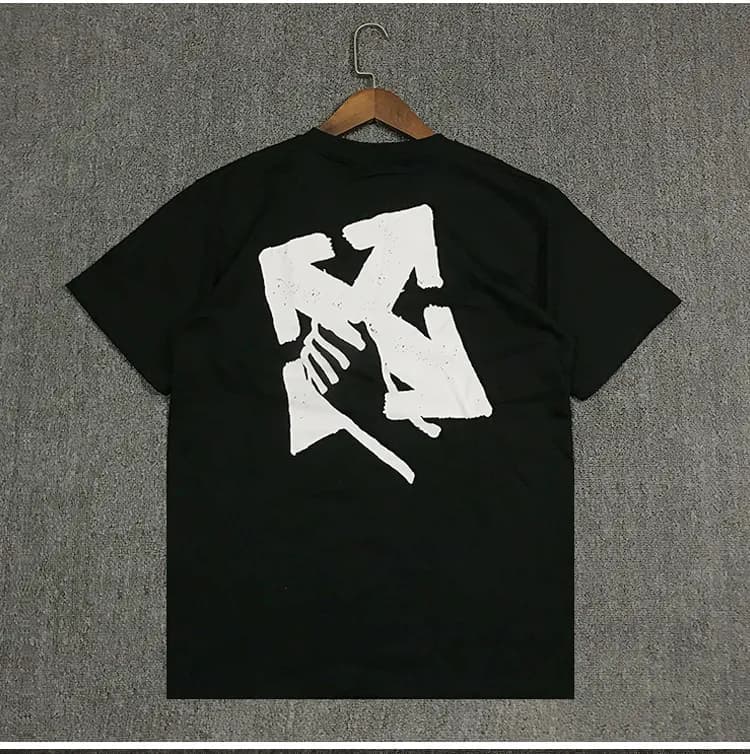 Off-White Graphic Tee KAWS Collaboration — 黑色（手握箭头）
