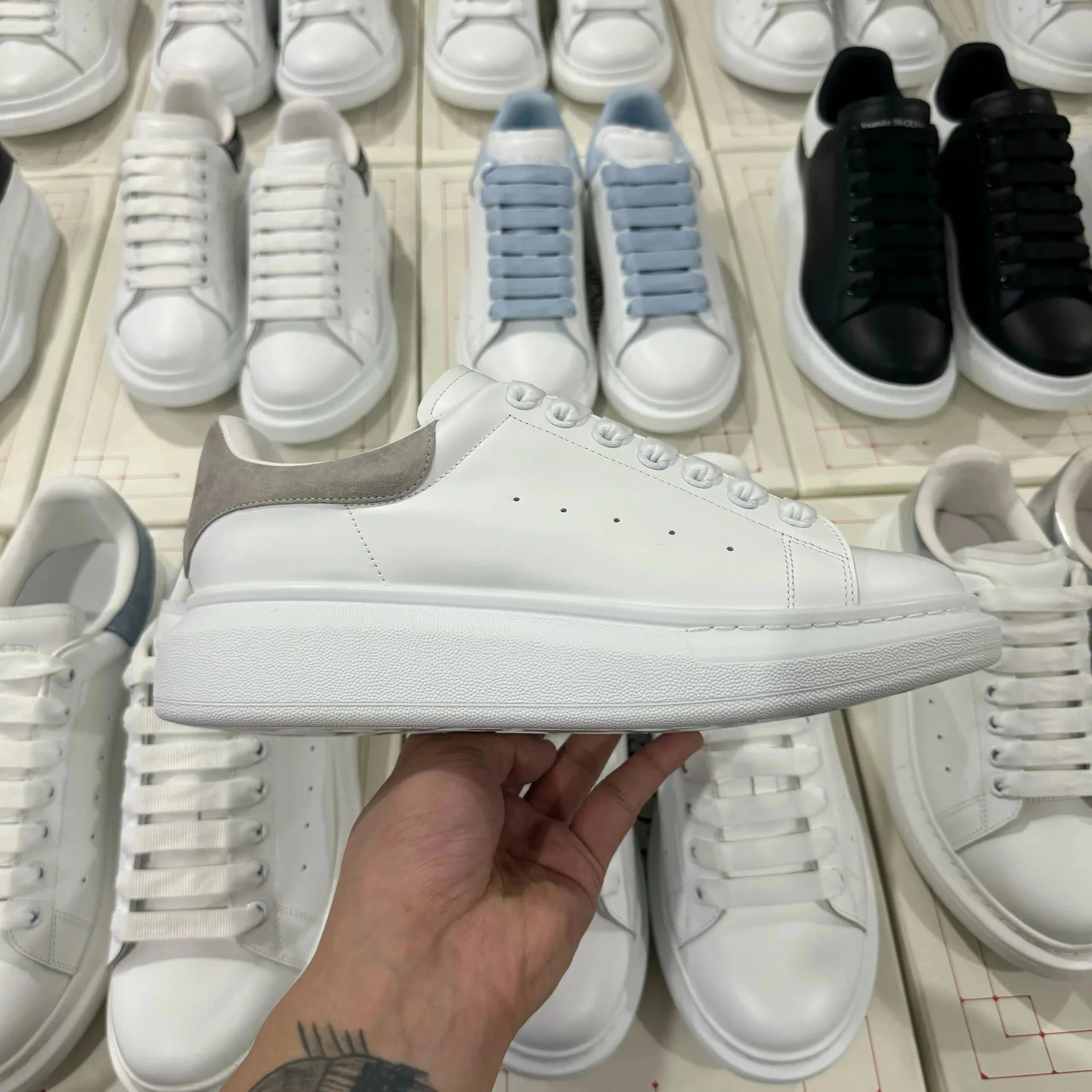 Alexander McQueen Sneaker Silver Panel — 白灰绒尾