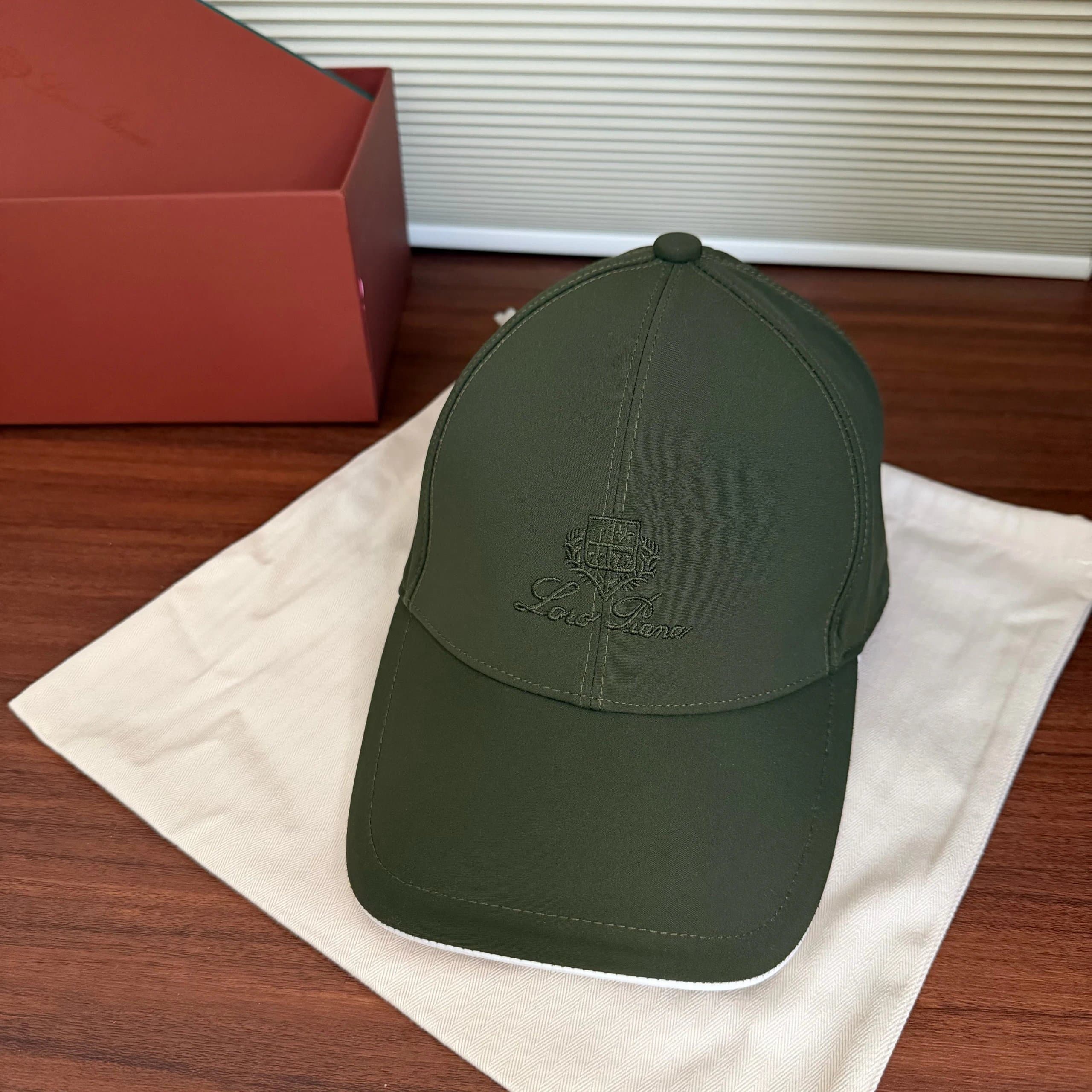 Loro Piana Baseball Cap Embroidered Logo — 均码（帽围58cm-60cm) · M1
