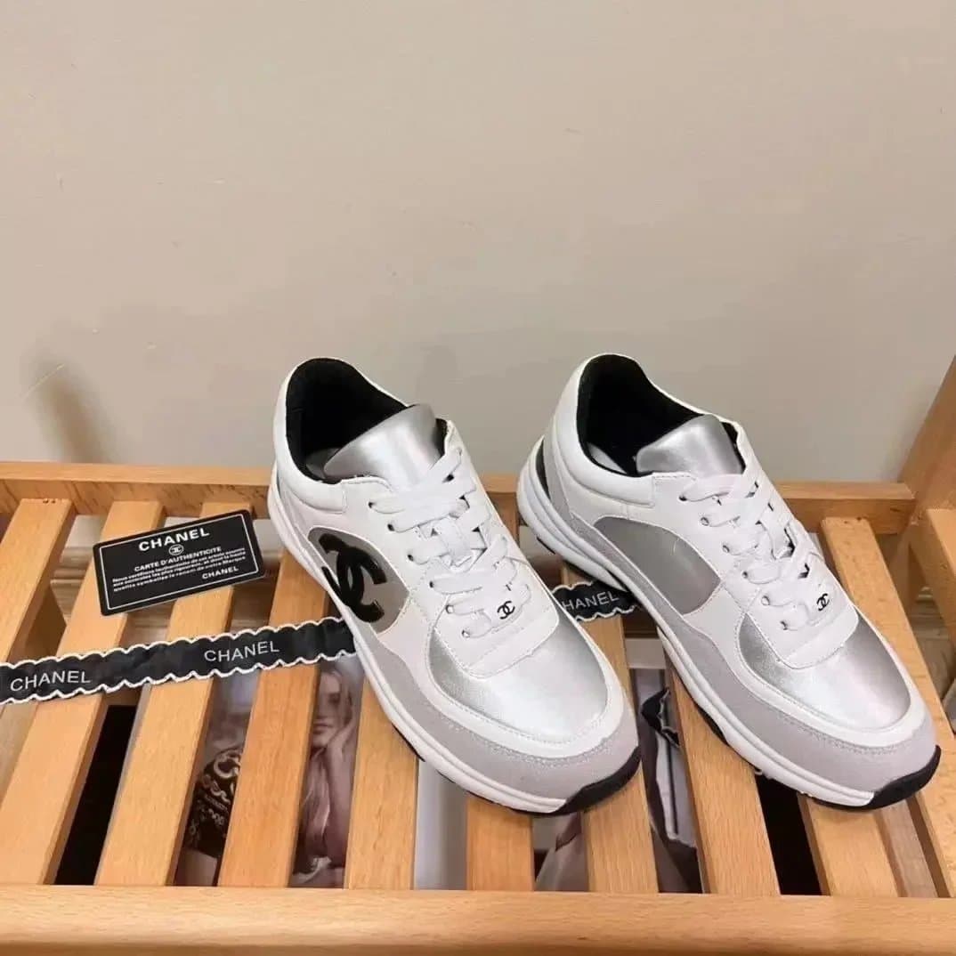 Chanel Sneaker CC Logo — 21