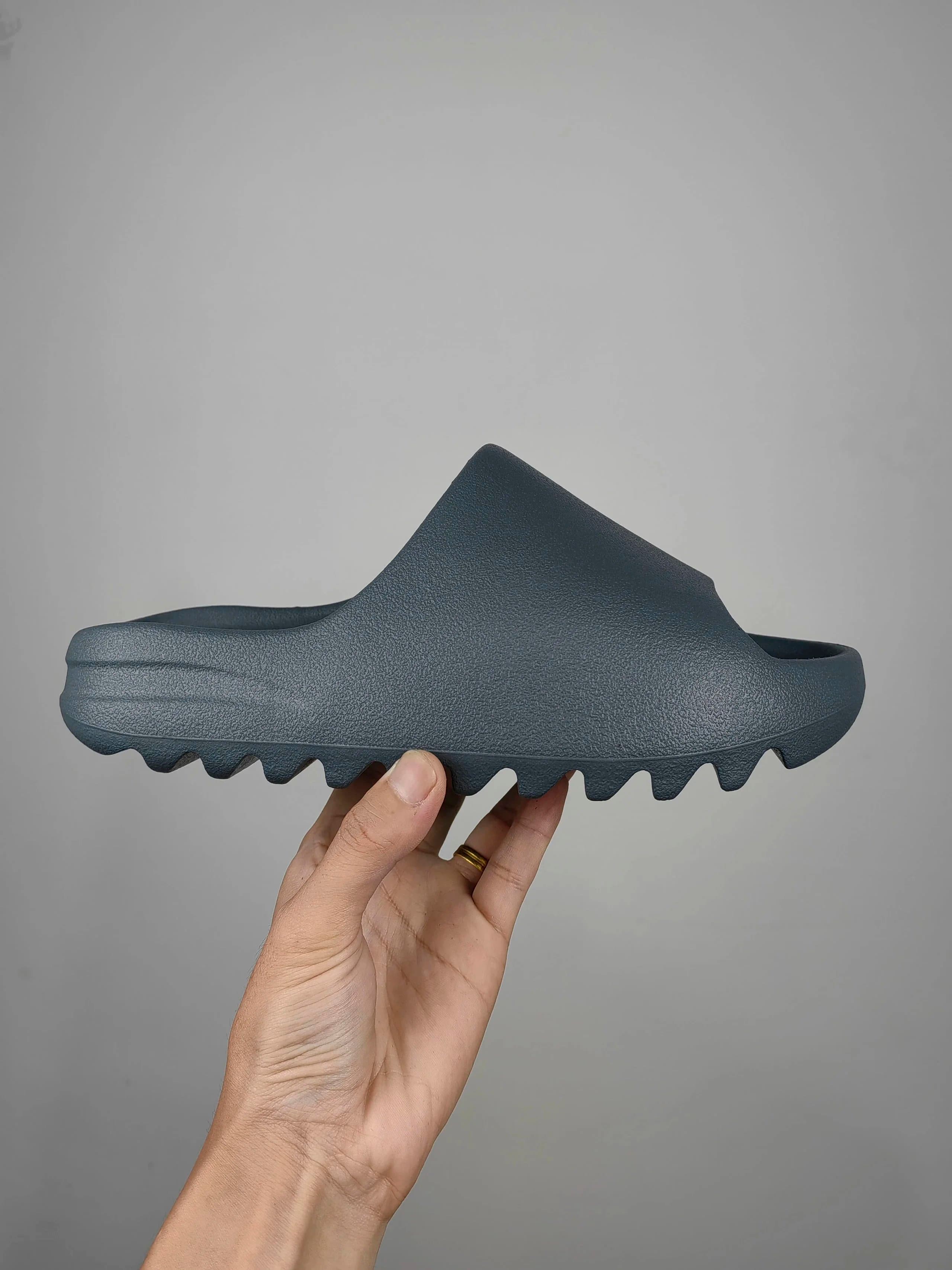 Yeezy Foam Runner Bright Red — 深灰绿磨砂（ID2349）