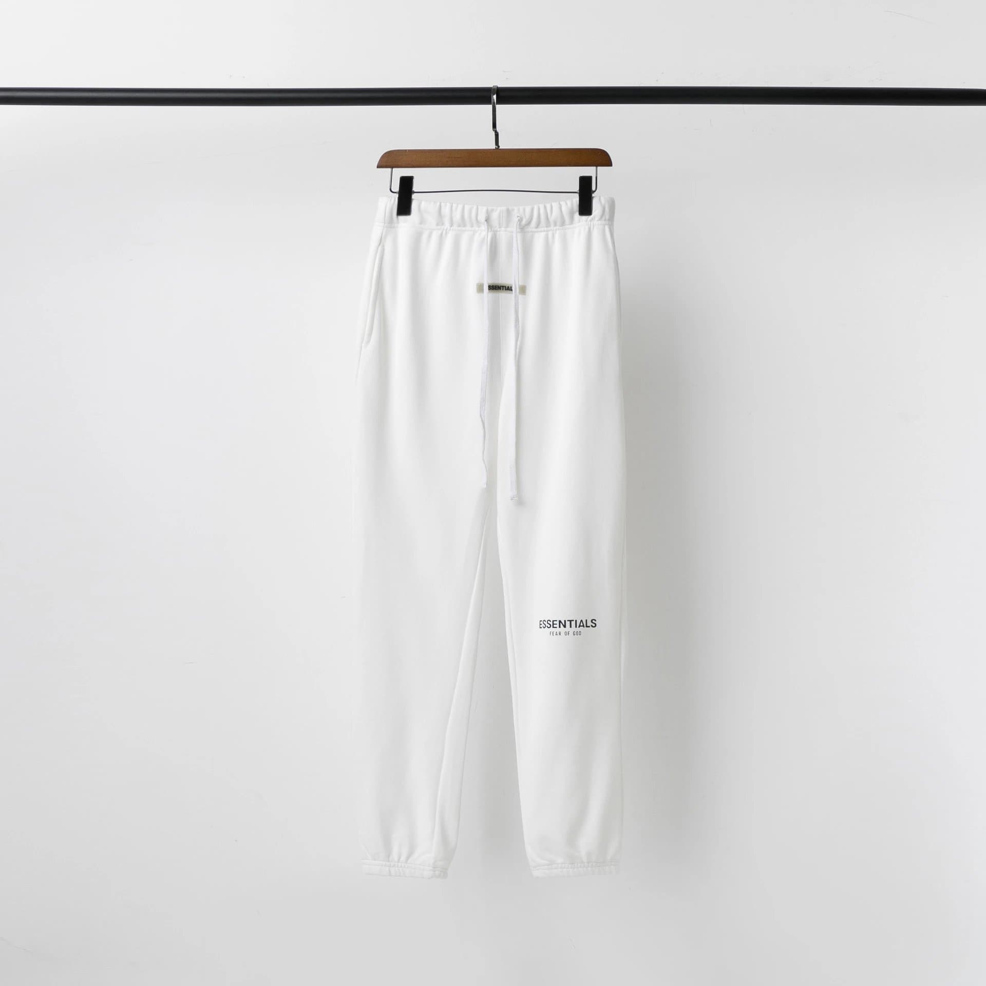 Fear of God Essentials Jogger Essentials Logo — 白色反光字母