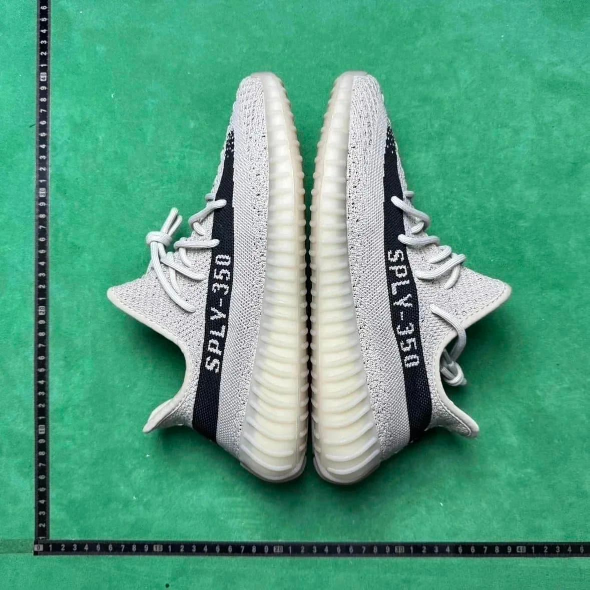 Yeezy Boost 350 V2 Zebra — 7号色深米色HP7870